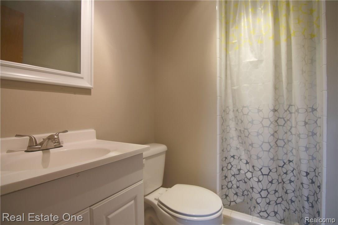 132 South Roslyn Road Waterford, MI 48328 - Photo 17 of 20 Roslyn Upper Full Bath.jpg