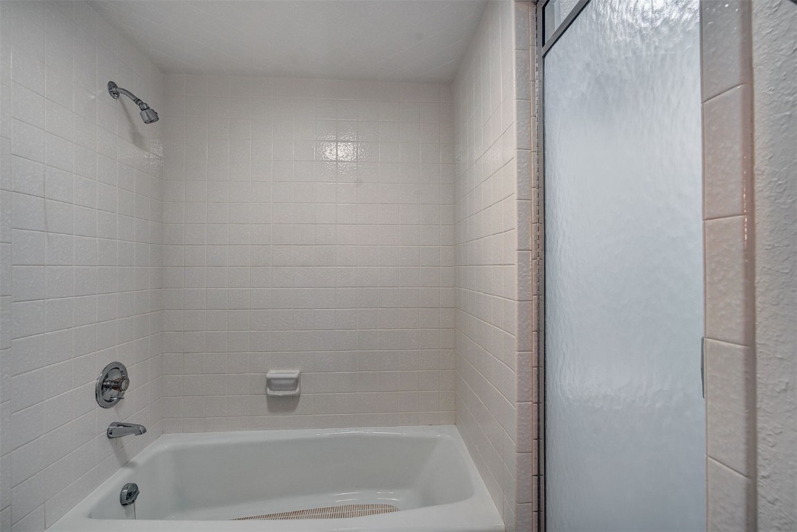 120 La Bonte Street, Unit 202 Dillon, CO 80435 - Photo 17 of 29 a bathroom with a bathtub