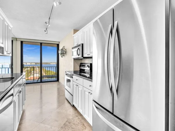$3,850 | 4200 North Ocean Drive, Unit 21605, Singer Island, FL 33404