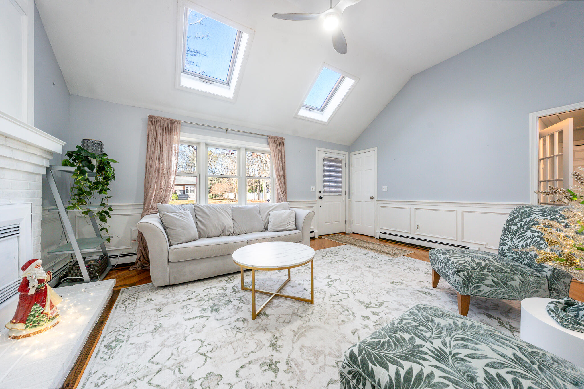 522 Lincoln Rd Extension Hyannis, MA 02601 - Photo 6 of 39 livroom1