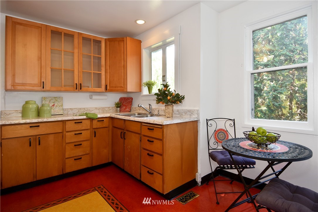 4138 Midvale Avenue North Seattle, WA 98103 - Photo 11 of 23