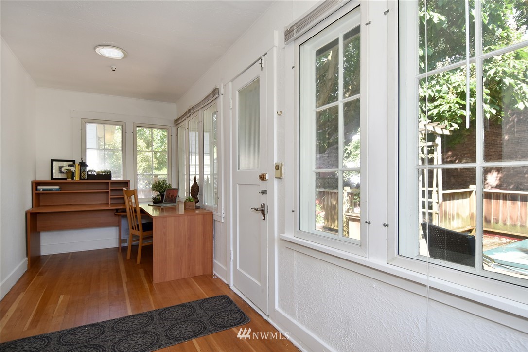4138 Midvale Avenue North Seattle, WA 98103 - Photo 13 of 23
