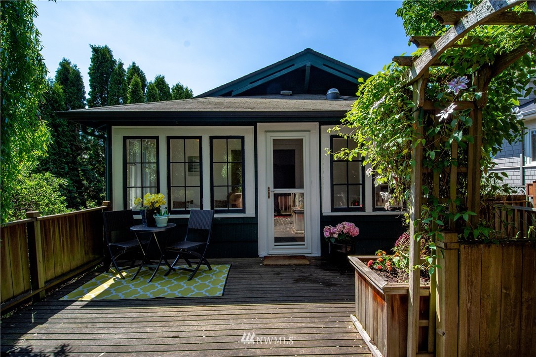 4138 Midvale Avenue North Seattle, WA 98103 - Photo 19 of 23