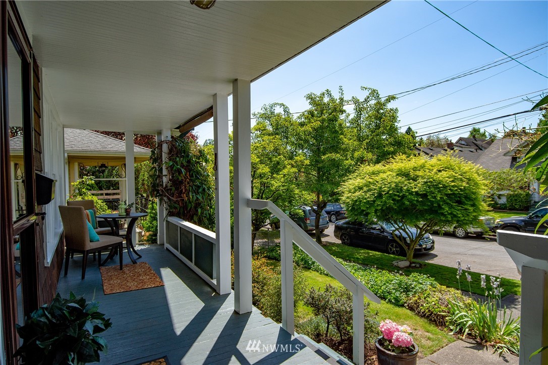 4138 Midvale Avenue North Seattle, WA 98103 - Photo 3 of 23