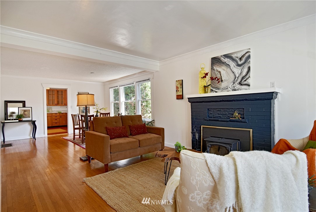 4138 Midvale Avenue North Seattle, WA 98103 - Photo 8 of 23