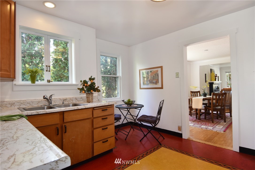 4138 Midvale Avenue North Seattle, WA 98103 - Photo 10 of 23