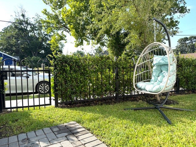 642 Delmar Street Houston, TX 77023 - Photo 7 of 23 a view of outdoor space and yard