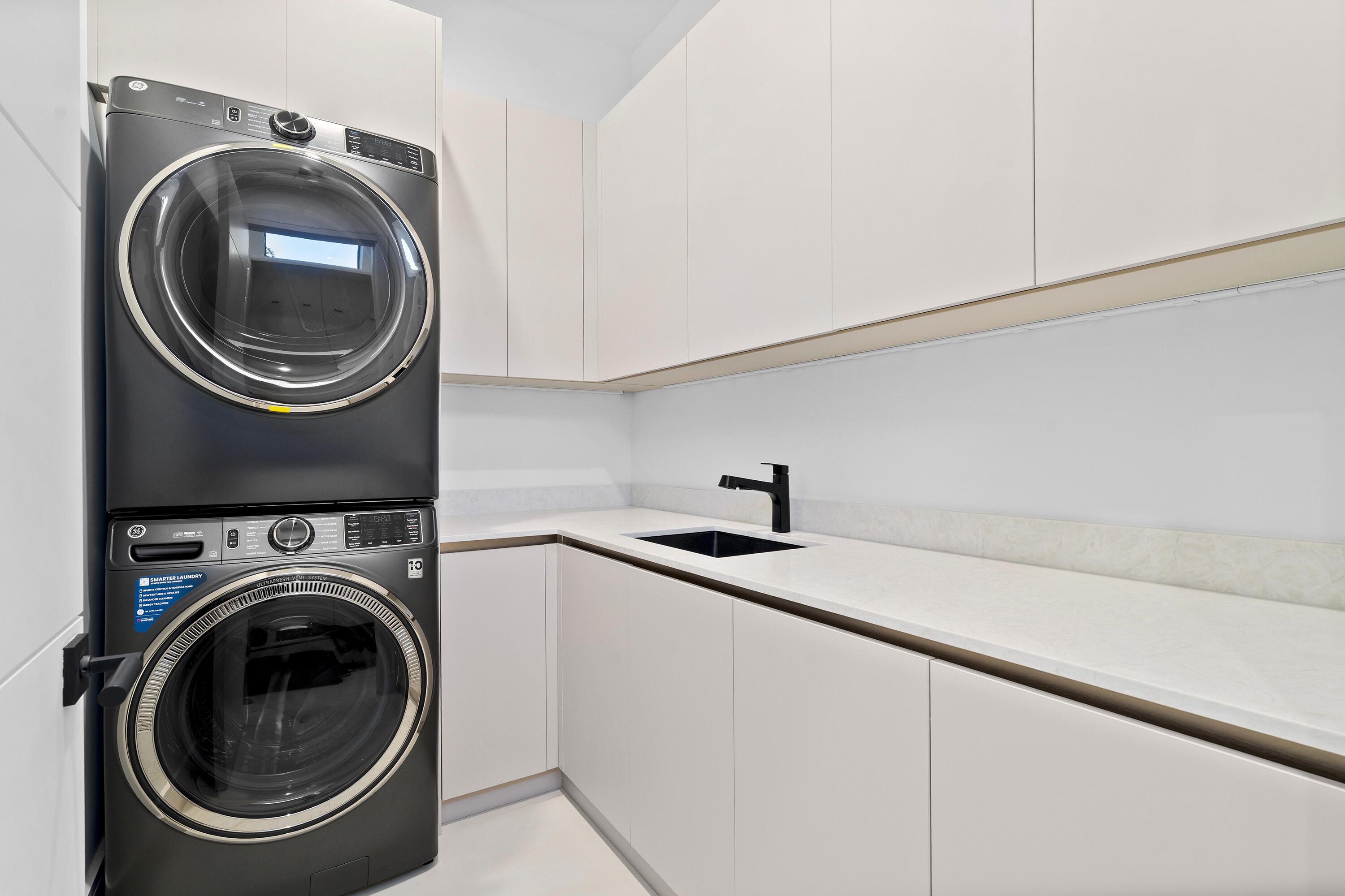 2880 Northeast 9th Street Pompano Beach, FL 33062 - Photo 36 of 61 a utility room with sink dryer and washer