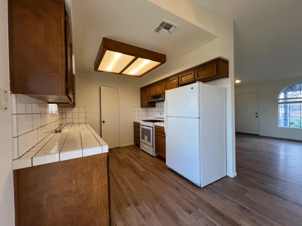 $2,300 | 410 Sunset Street, Kingsburg, CA 93631