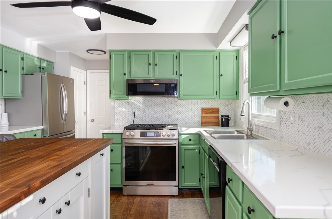 68 Fox Run Cranston, RI 02921 - Photo 9 of 38