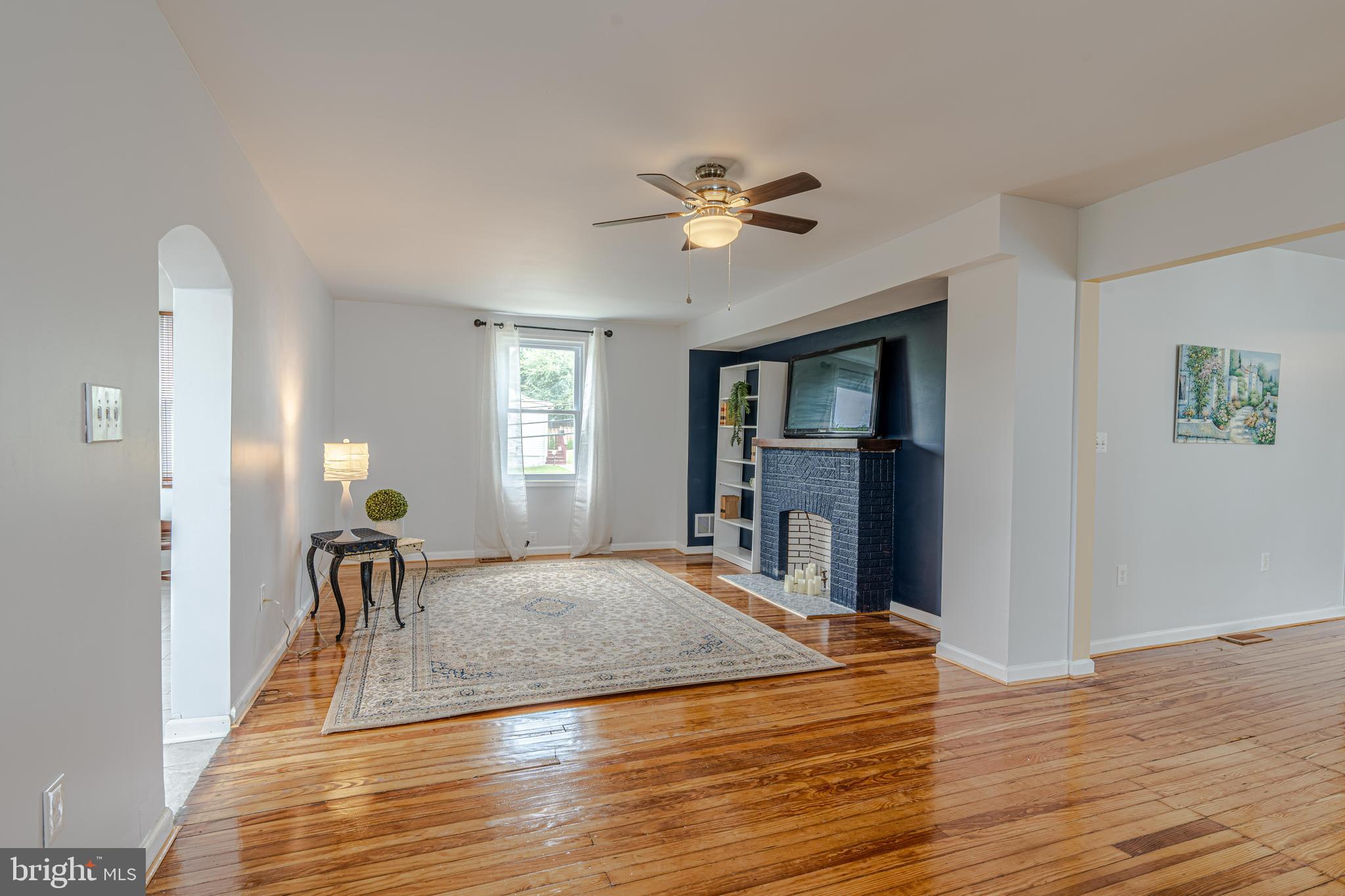 828 North Point Road Baltimore, MD 21224 - Photo 3 of 21 Living Room