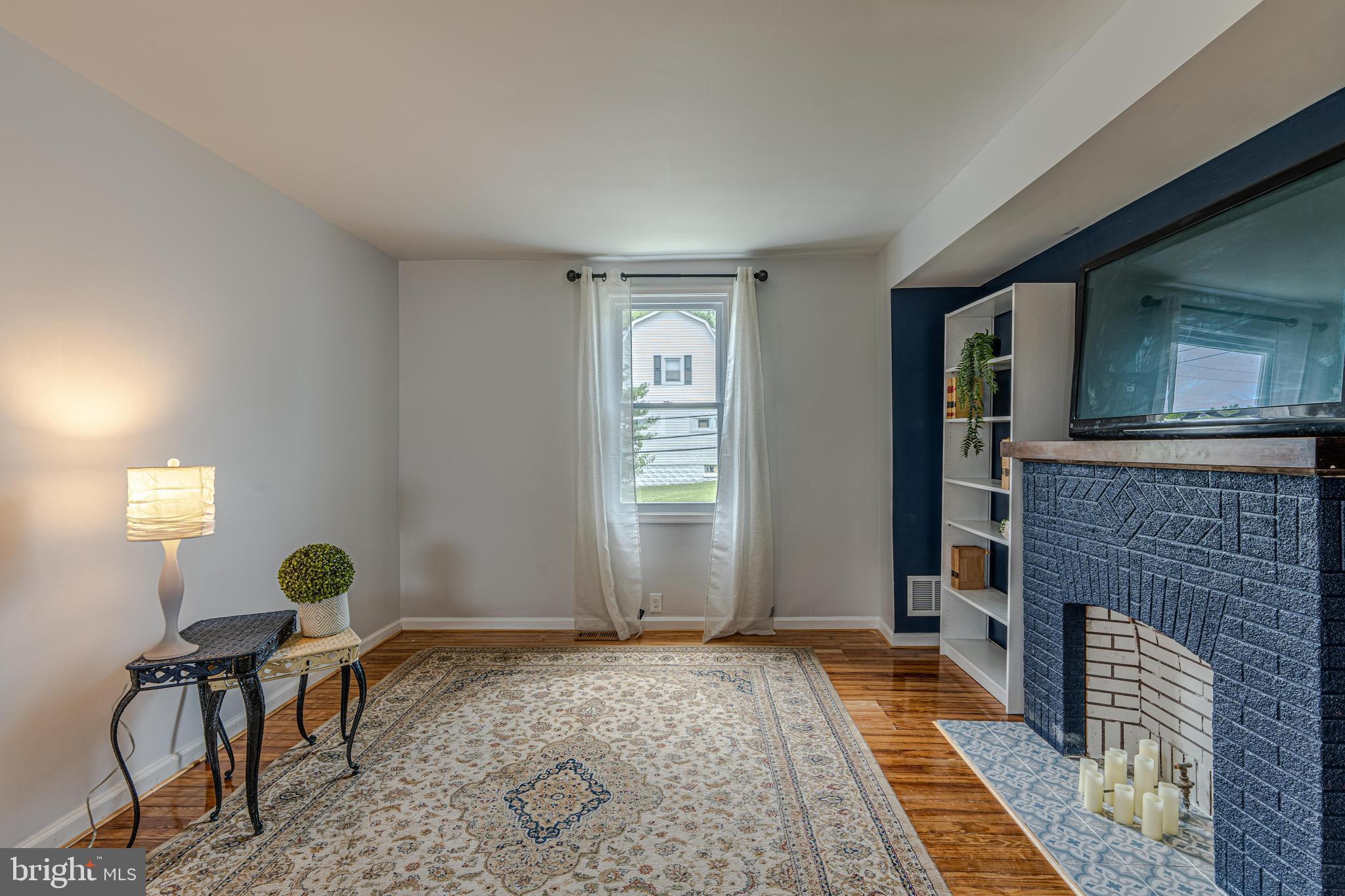 828 North Point Road Baltimore, MD 21224 - Photo 4 of 21 Living Room