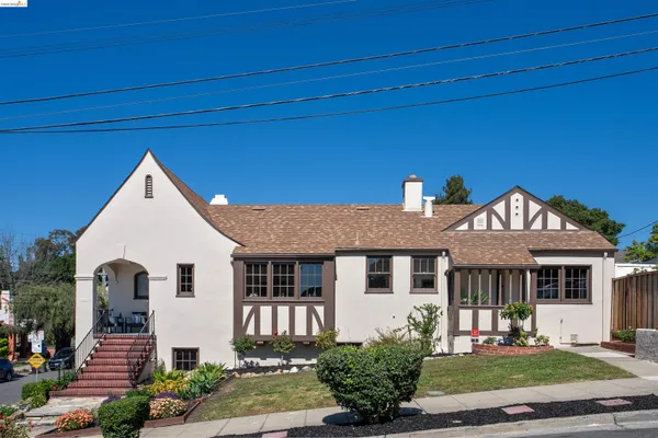 a view of a house with backyard and sitting area