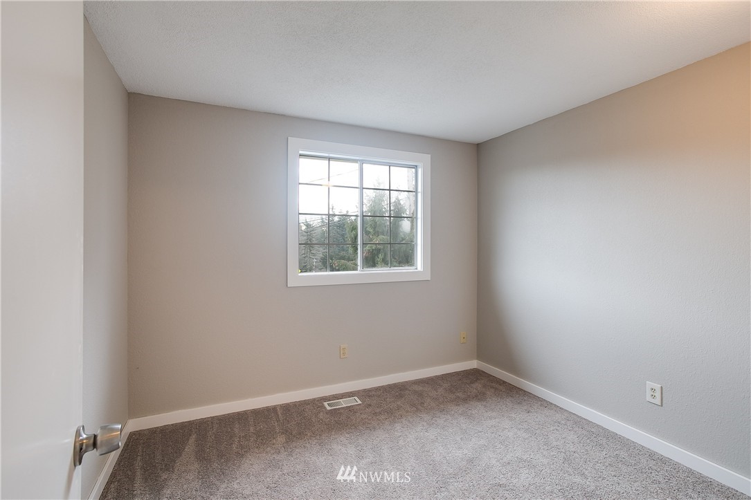6700 South 112th Place Seattle, WA 98178 - Photo 12 of 17 Gallery Image 12