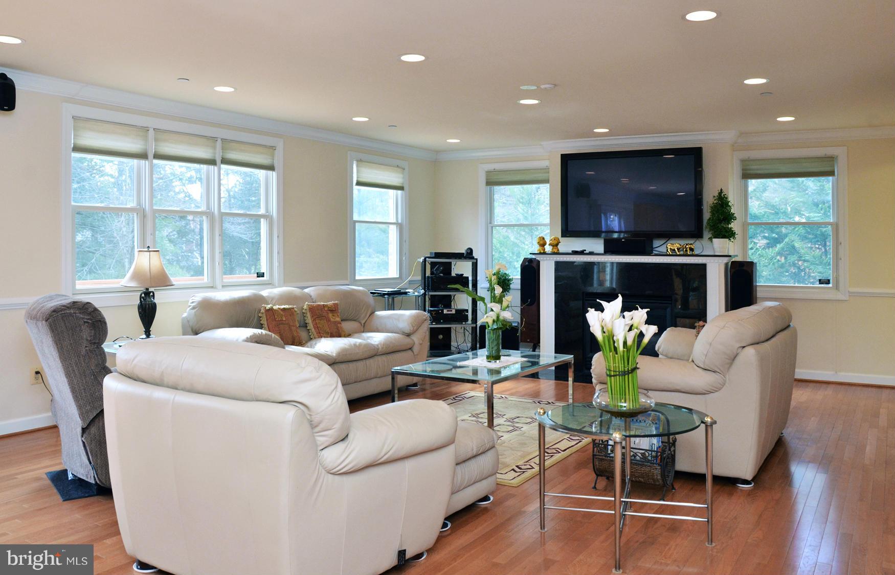 9208 Bells Mill Road Potomac, MD 20854 - Photo 15 of 30 Family Room