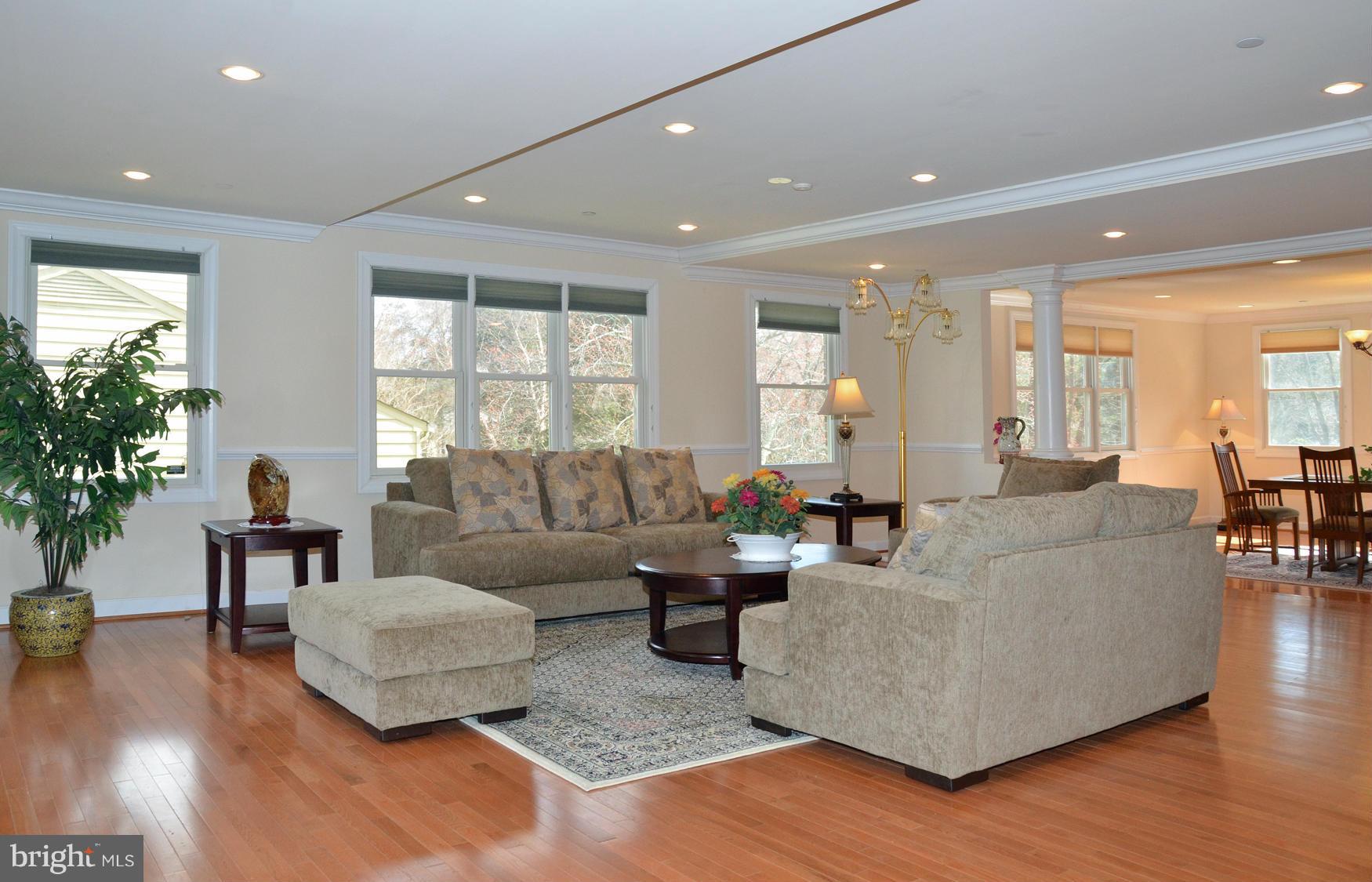 9208 Bells Mill Road Potomac, MD 20854 - Photo 6 of 30 Living Room