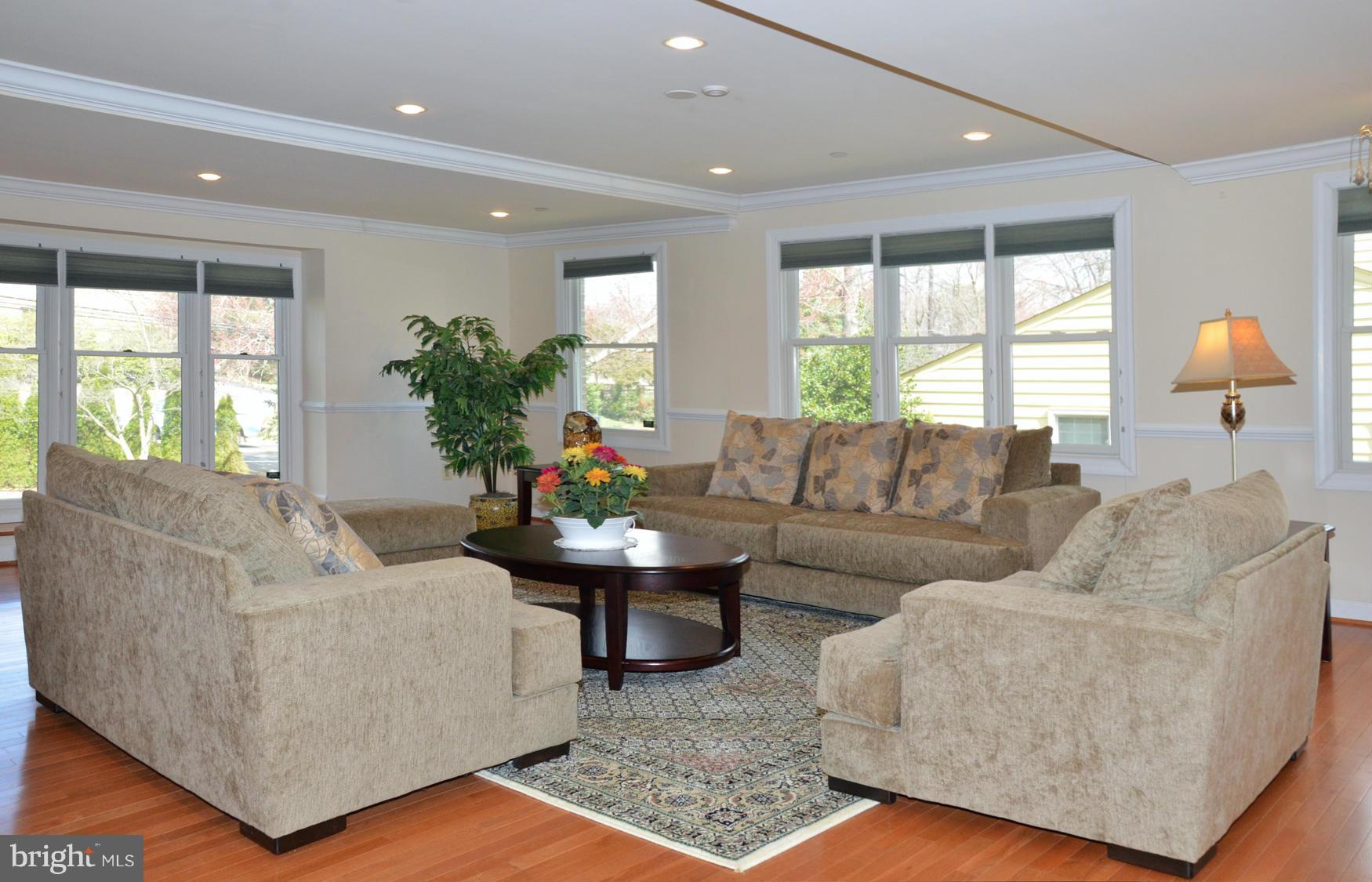 9208 Bells Mill Road Potomac, MD 20854 - Photo 7 of 30 Living Room