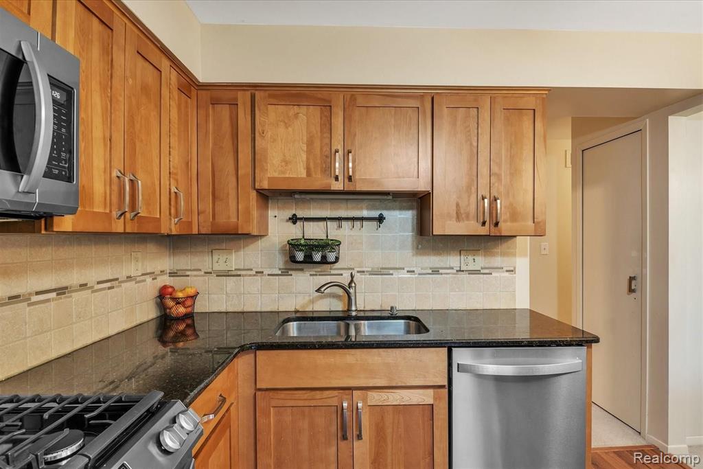 36944 Ridgedale Court, Unit 77 Farmington Hills, MI 48331 - Photo 15 of 38