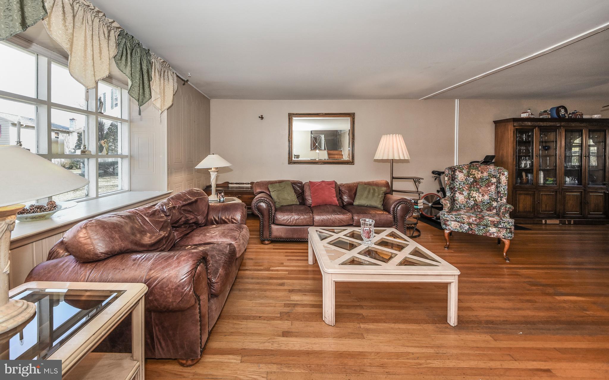 504 Pinewood Road Philadelphia, PA 19116 - Photo 8 of 27 Gallery Image 8