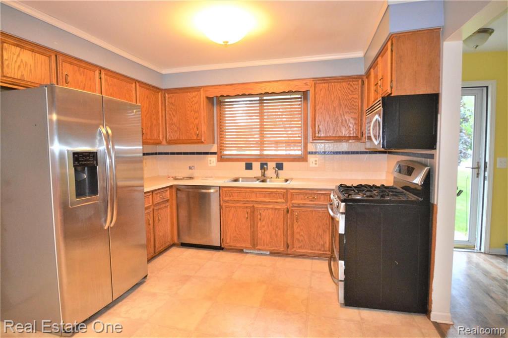 3091 Gerald Avenue Rochester, MI 48307 - Photo 4 of 11