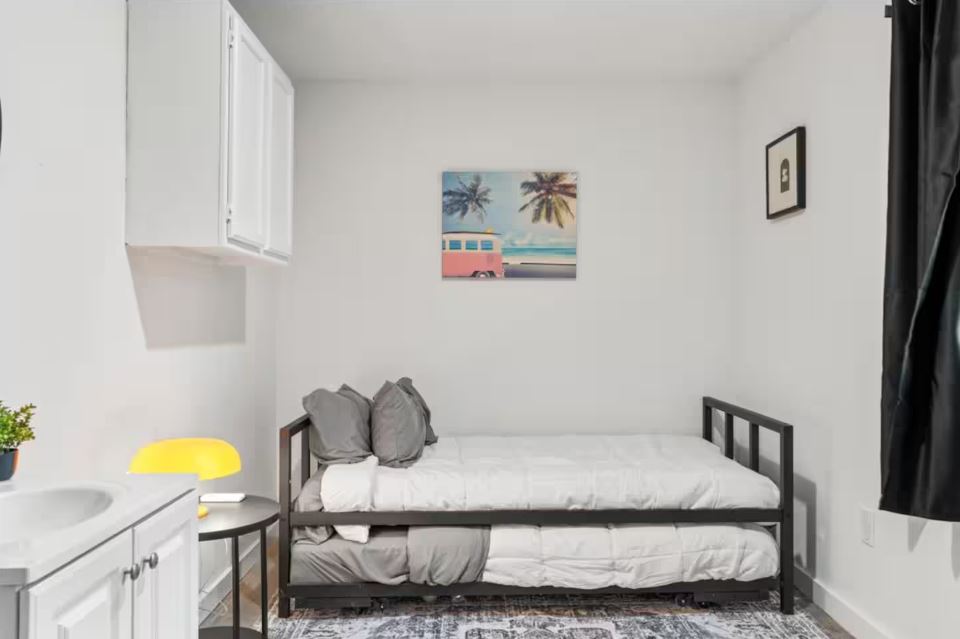 1100 Neans Drive Austin, TX 78758 - Photo 33 of 40 Bedroom featuring baseboards