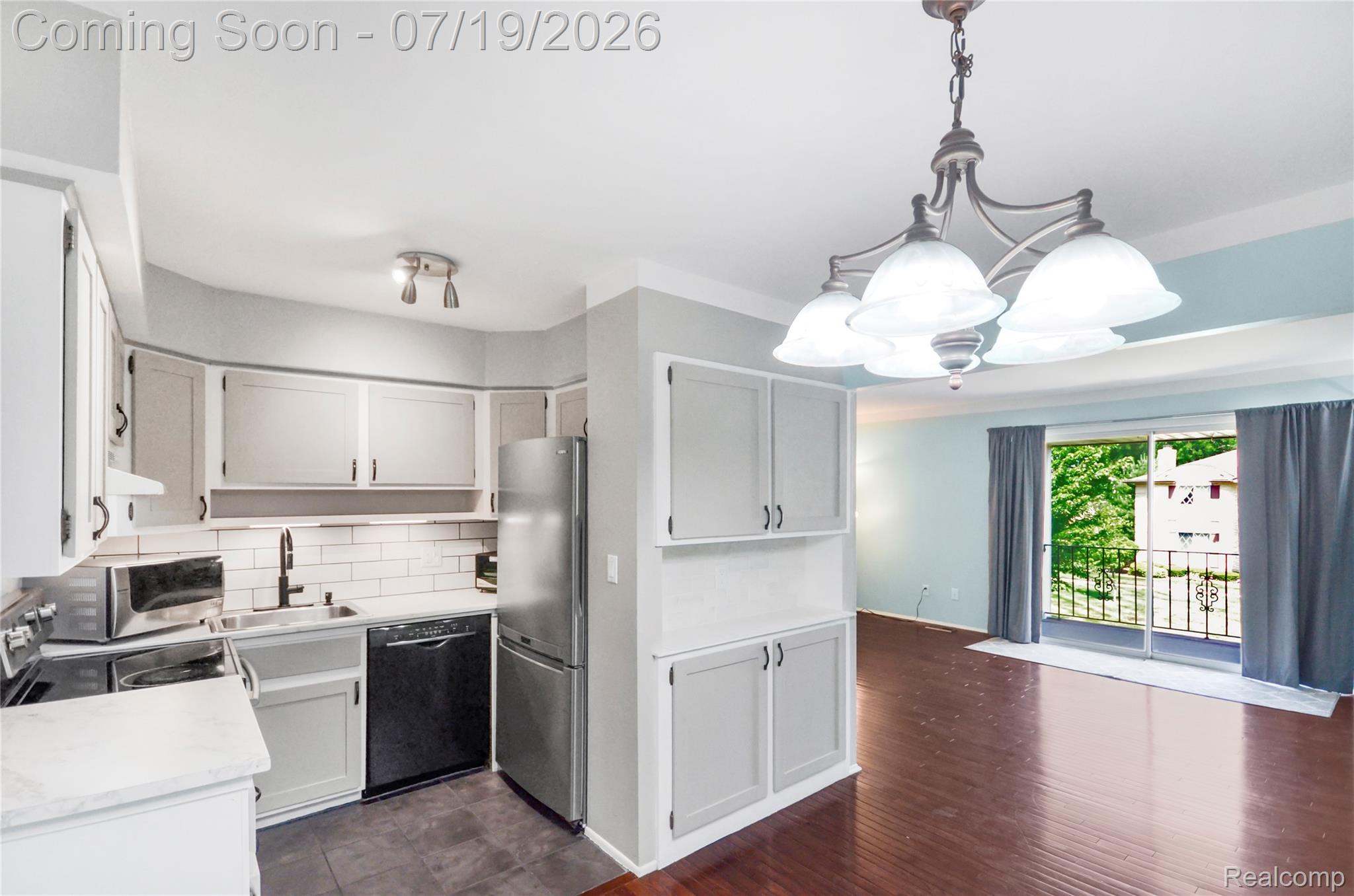 29257 Hayes Road, Unit 7 Warren, MI 48088 - Photo 10 of 22 7 Dining Room.jpg