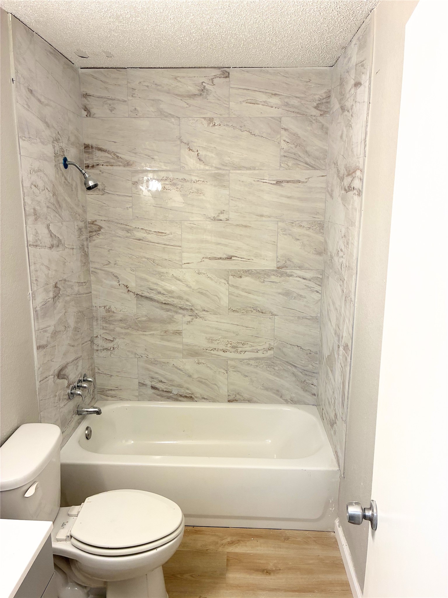 117 Amanda Street Conroe, TX 77304 - Photo 11 of 35 a bathroom with a toilet and a bath tub