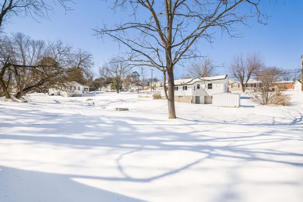 a view of a yard with a house