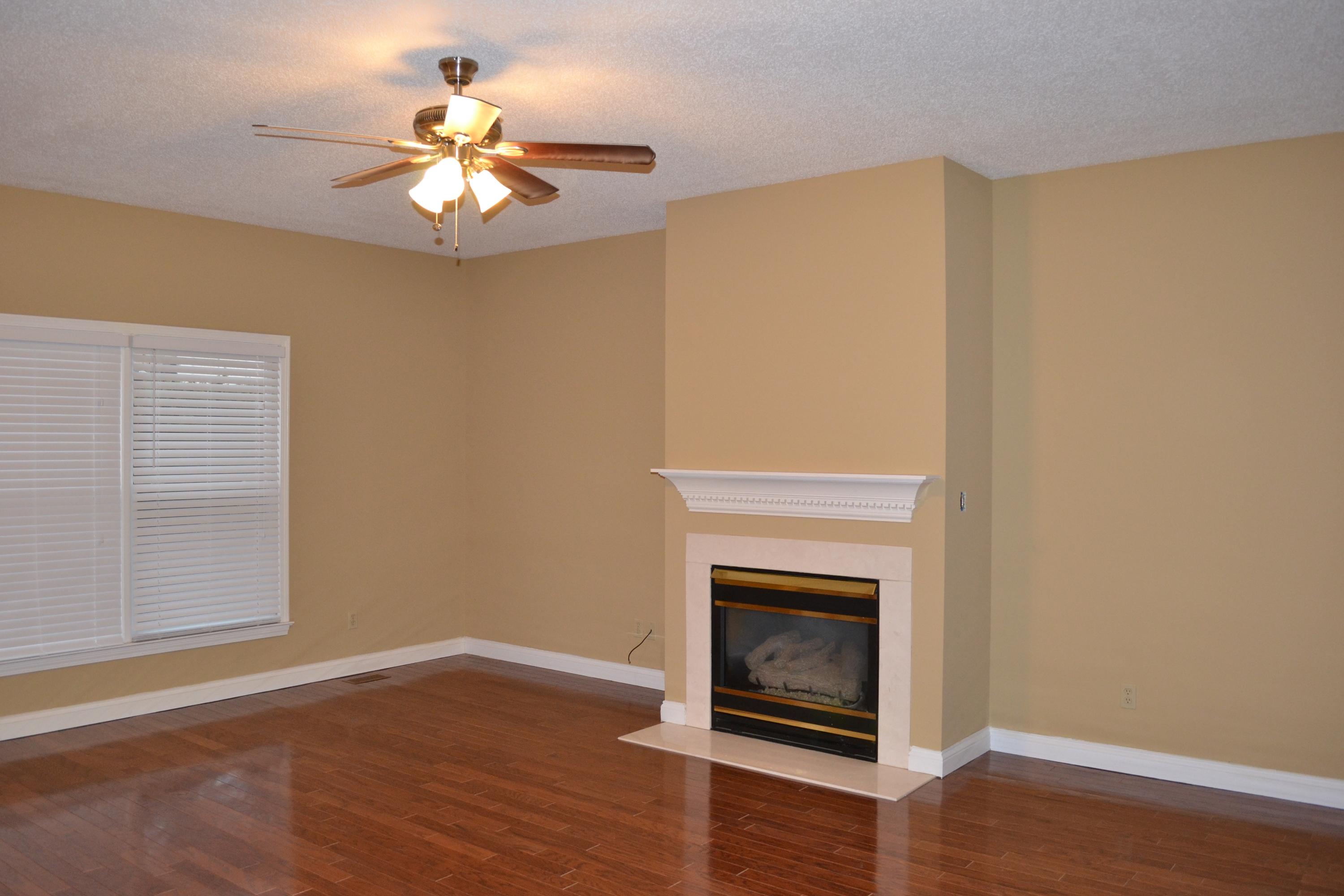 123 Capital Circle Oak Ridge, TN 37830 - Photo 8 of 18 Great Room w Gleaming Hardwoods