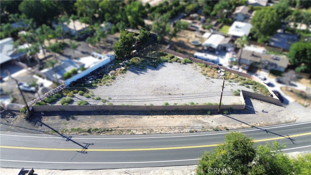 a view of a yard with street