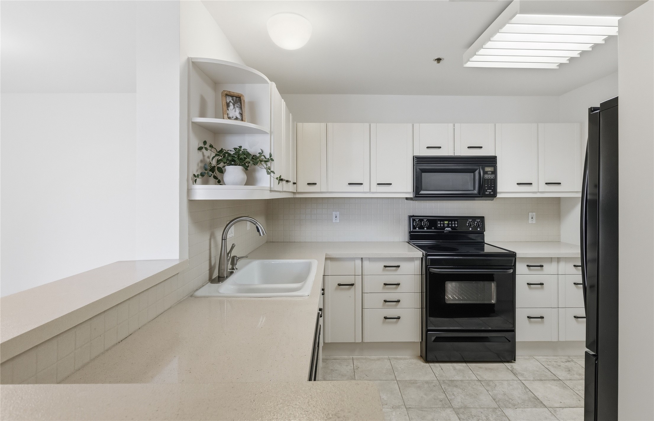 40 North Interstate Highway 35, Unit 7B1 Austin, TX 78701 - Photo 5 of 21 Functional kitchen with ample cabinet space, full-size appliances, and convenient bar seating.