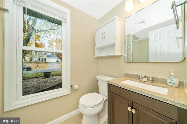 a view of a livingroom with a ceiling fan & entryway