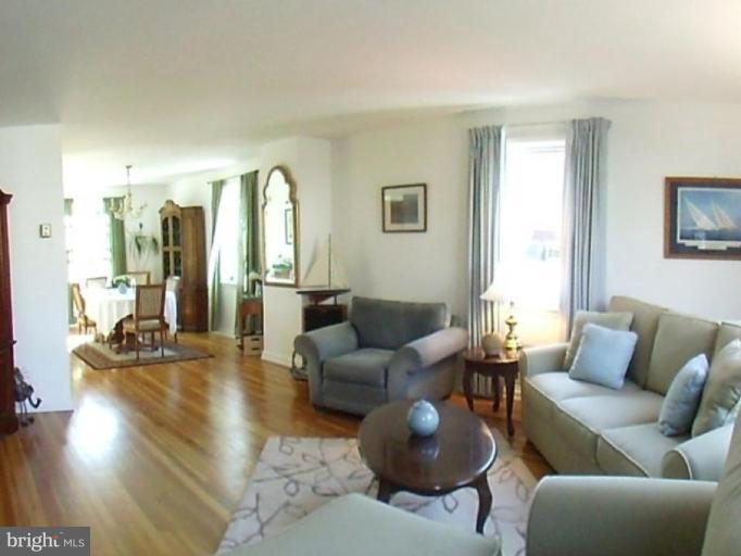 1309 Brixton Road Baltimore, MD 21239 - Photo 2 of 17 Living Room
