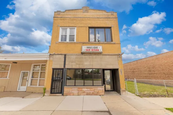 $1,800 | 7041 West Addison Street, Unit 2R, Chicago, IL 60634