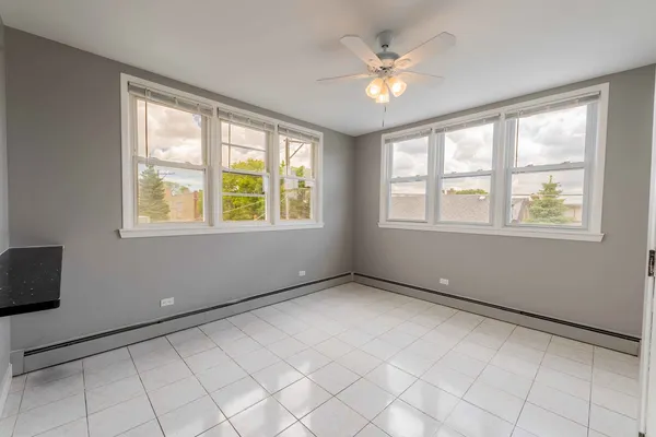 $1,800 | 7041 West Addison Street, Unit 2R, Chicago, IL 60634