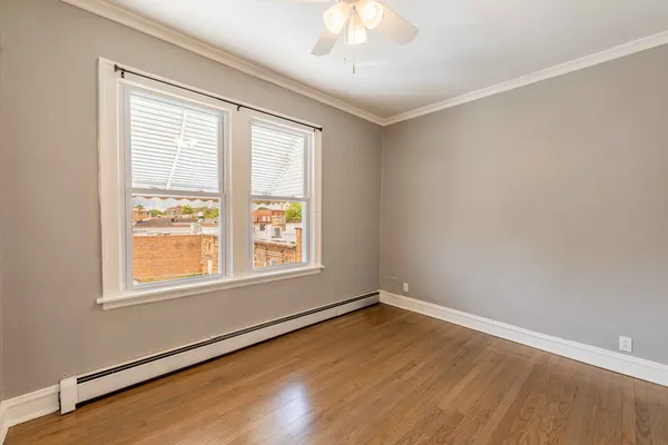$1,800 | 7041 West Addison Street, Unit 2R, Chicago, IL 60634