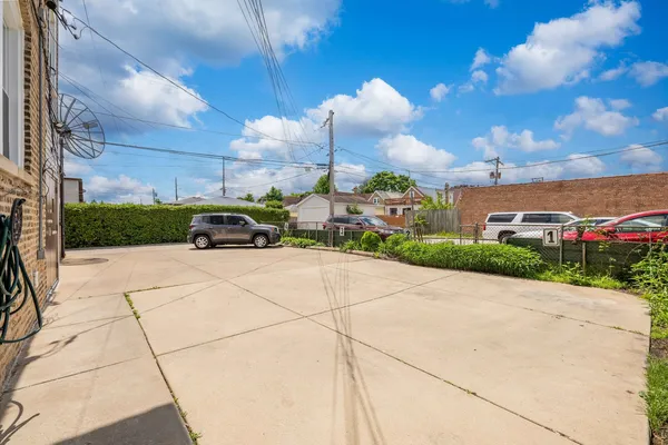 $1,800 | 7041 West Addison Street, Unit 2R, Chicago, IL 60634
