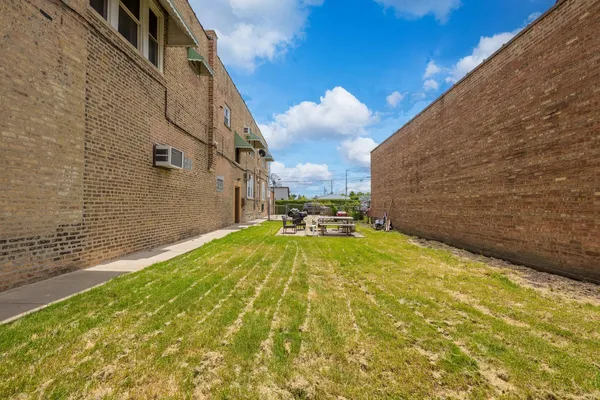 $1,800 | 7041 West Addison Street, Unit 2R, Chicago, IL 60634