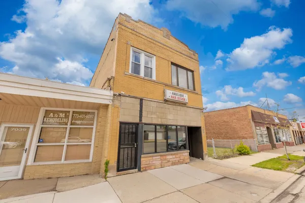 $1,800 | 7041 West Addison Street, Unit 2R, Chicago, IL 60634