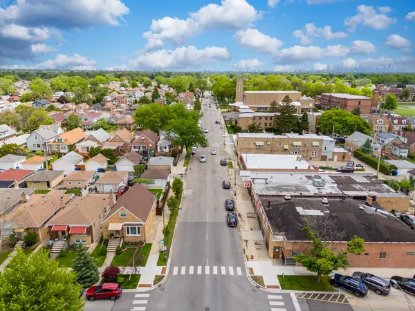$1,800 | 7041 West Addison Street, Unit 2R, Chicago, IL 60634