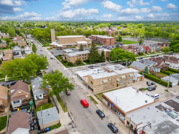 $1,800 | 7041 West Addison Street, Unit 2R, Chicago, IL 60634
