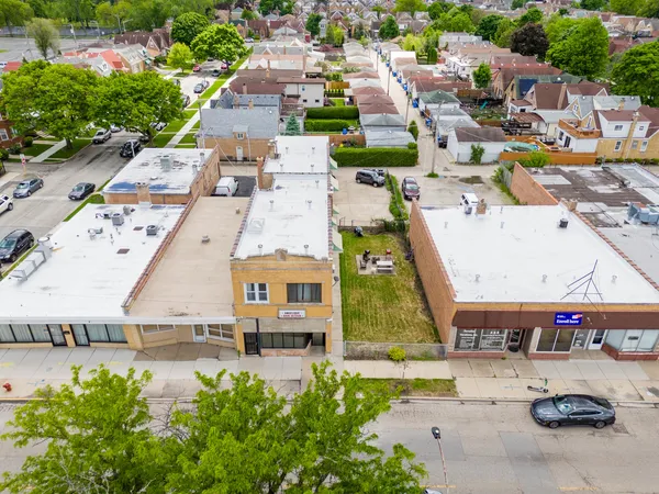 $1,800 | 7041 West Addison Street, Unit 2R, Chicago, IL 60634