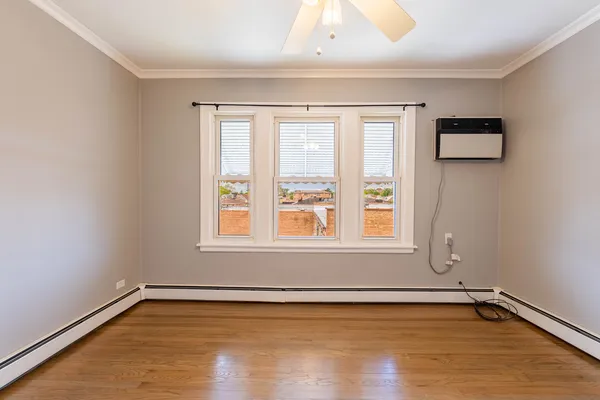 $1,800 | 7041 West Addison Street, Unit 2R, Chicago, IL 60634