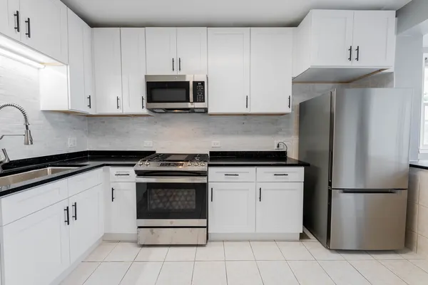 $1,800 | 7041 West Addison Street, Unit 2R, Chicago, IL 60634