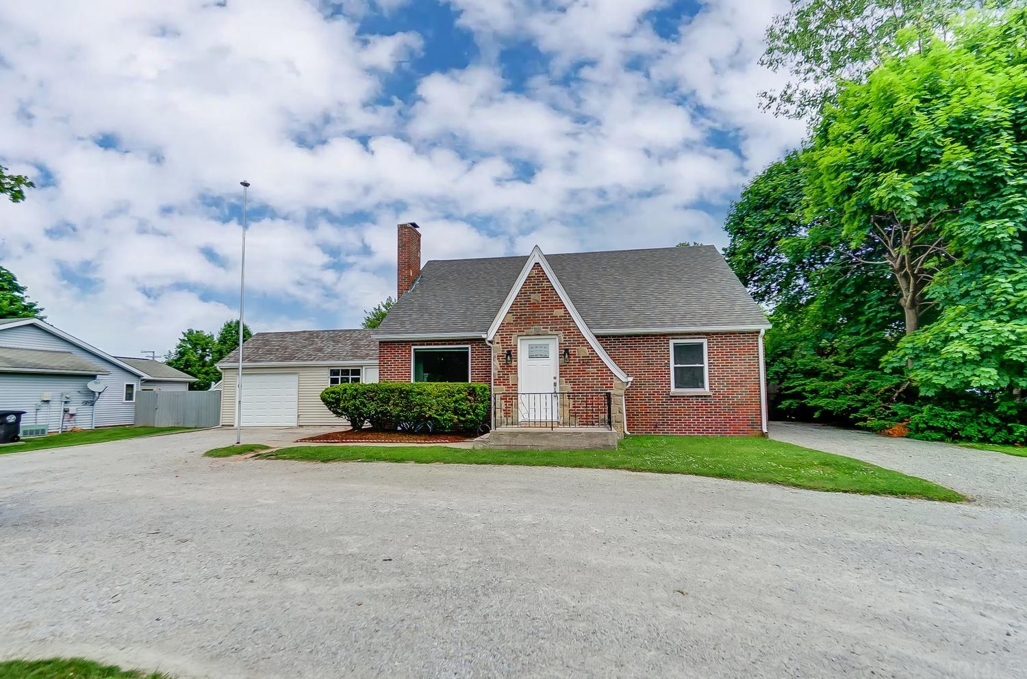 1327 Reckeweg Road Fort Wayne, IN 46804 - Photo 2 of 36