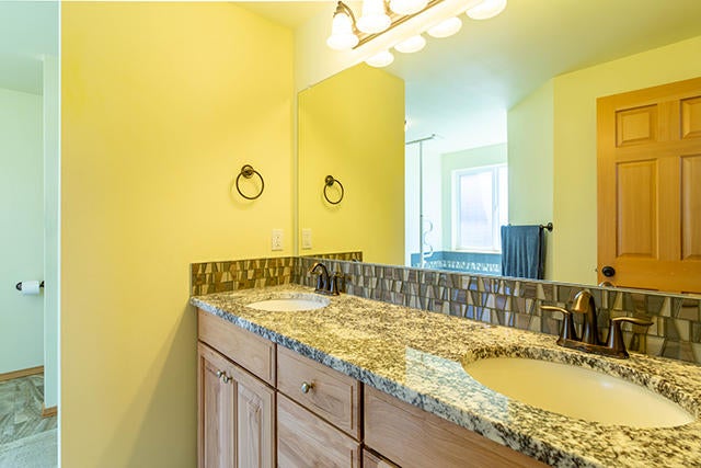 21175 Southwest Gift Road Bend, OR 97703 - Photo 13 of 26 Image12_MasterBath_1