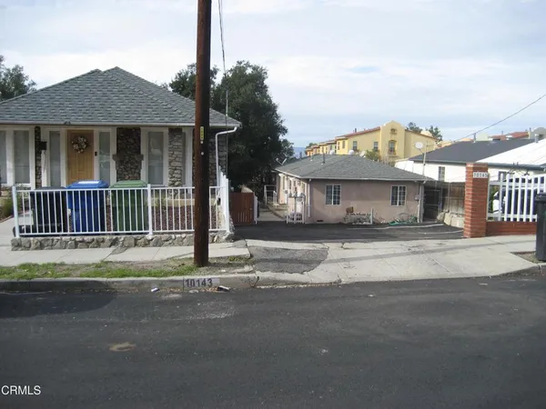 a house view with a garden