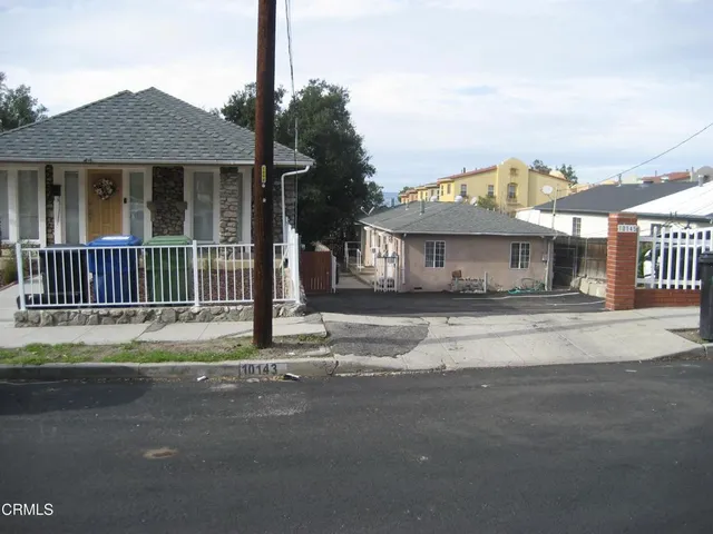 a house view with a garden
