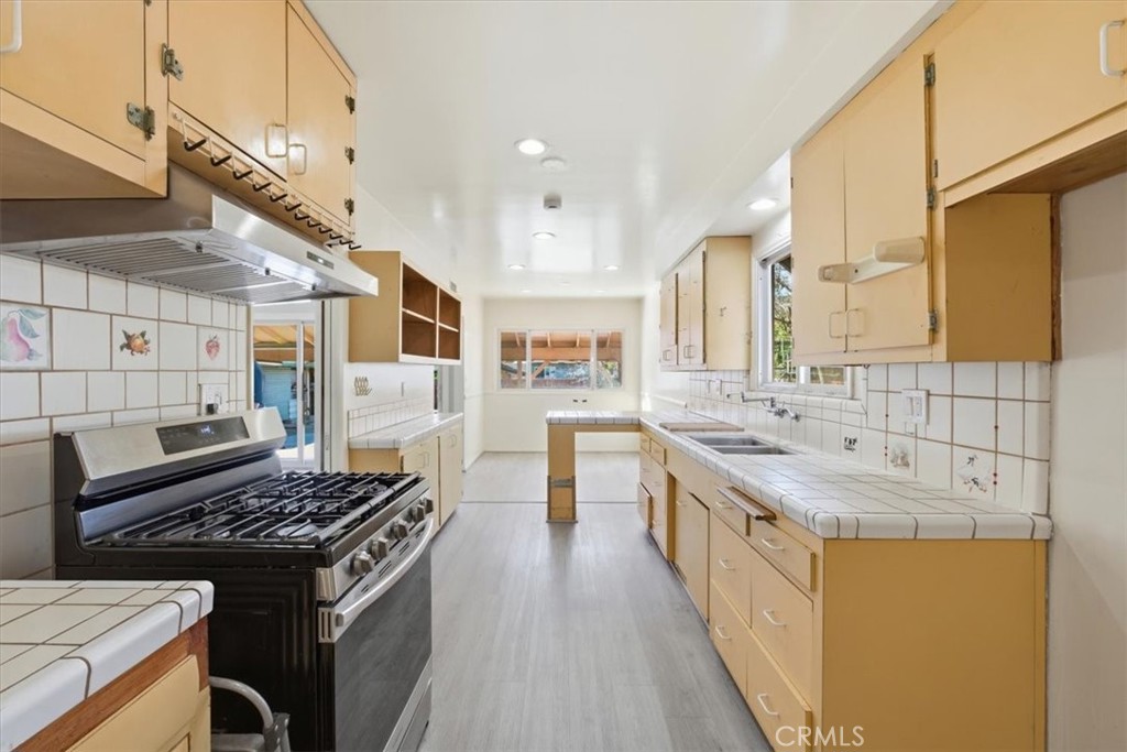 9147 Haddon Avenue Sun Valley, CA 91352 - Photo 9 of 31 Newer Range and Vent