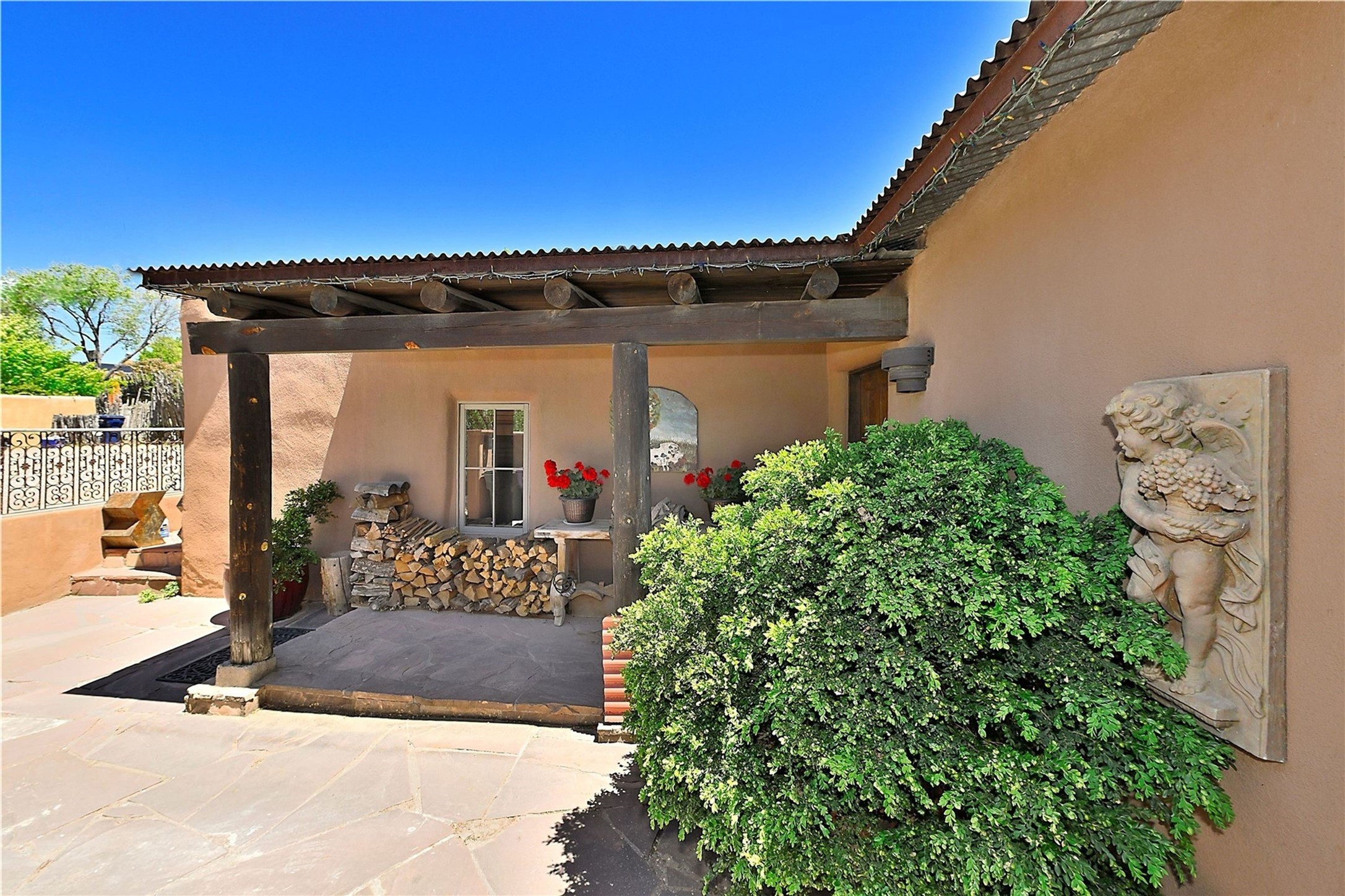 227 Rodriguez Street Santa Fe, NM 87501 - Photo 13 of 39 Front portal